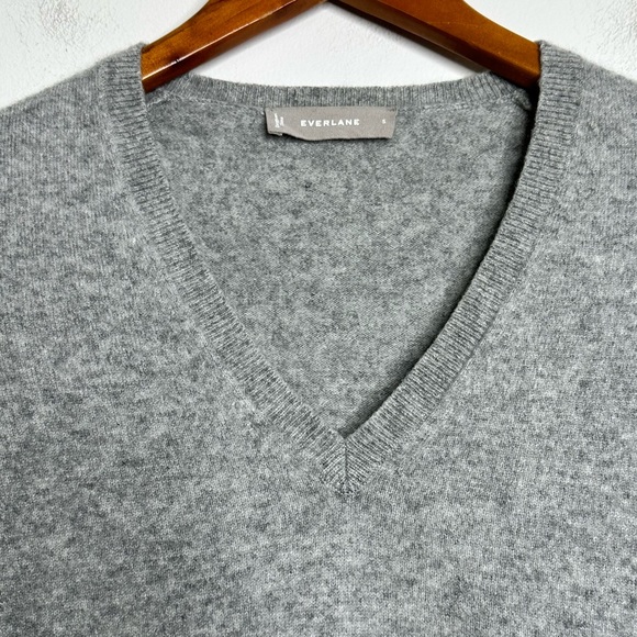 Everlane Women’s V-Neck Cashmere Sweater Size Small - Picture 4 of 10